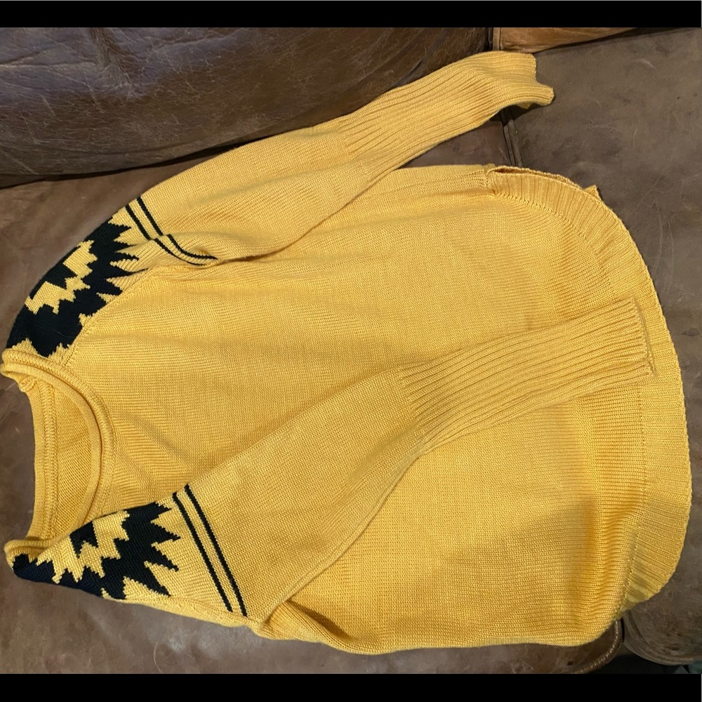 Cute Charlie Brown-like knit sweater